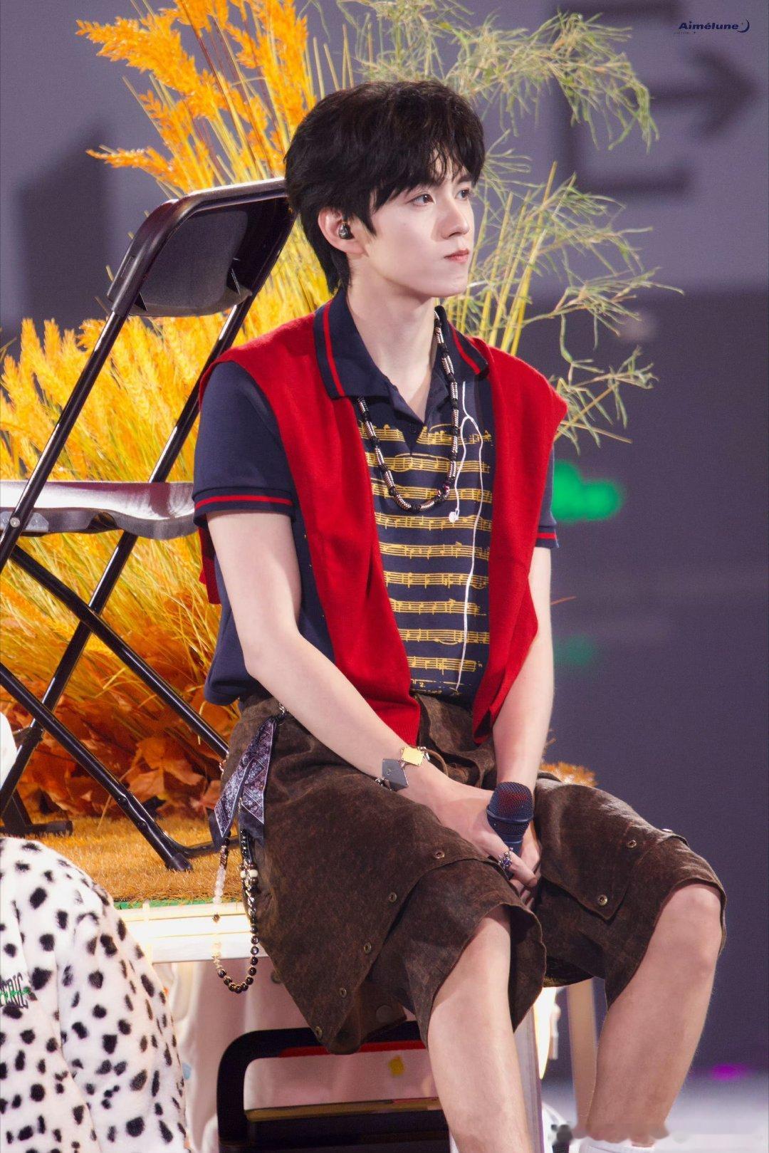 #赵一博李若桃金秋挚友#  💙#赵一博ep先行曲迷雾派对# 

橙色的光线编织了太多美好的梦想，辉煌的灯光属于勇敢追梦的人。

​