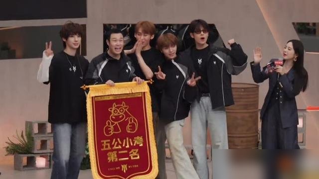 五公只走一个？这哪是淘汰赛，这是大型团建现场啊。
28个哥哥，录到五公了，才砍掉一个人。节目组把“点燃”主题贯彻到底了，只不过点的是观众的血压。李光洁被传危险，王啸坤、曾辉、小沈阳那组也是悬着，可传了半天，刀就是落不下来。
孙楠、阿云嘎、张彬彬那首《就在此刻》都演完了，小沈阳的《在梅边》口碑也立