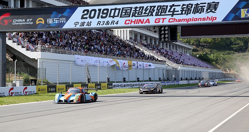 多车队宣布永久退出中国GT 这次China GT的退赛潮，真的把国内顶级跑车赛事的底裤都快扒下来了。
上海站14号弯的三车剐蹭事故里，91号赛车撞完直接起火，车手困在变形座舱里，现场专职救援居然没人第一时间冲上去，最后是隔壁79号车手哈托og停赛冲过来，花了49秒把人从火里拽出来。更离谱的是救护车足