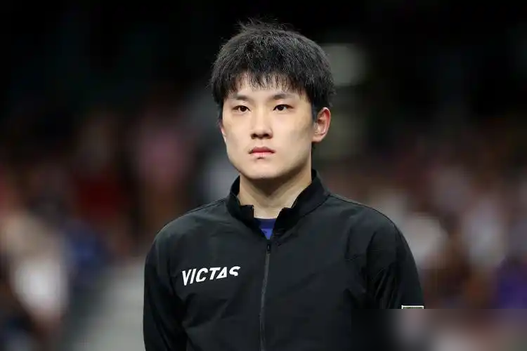 19岁松岛辉空撂狠话，说打国乒用五六成力就够，转头又骂张本智和训练迟到。可张本刚在瑞典大满贯让三追四把他逆转了，第六局还让人打了个7比0，这脸打得是真响。再看数据，松岛打王楚钦3胜4负，张本是1胜9负，俩人半斤八两，谁也没资格瞧不起谁。一个靠嘴输出，一个靠哭博同情，日本男乒这出内讧戏码比他们拿冠军还