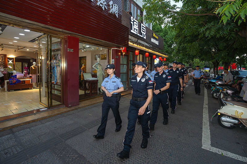 谁也没想到，一次寻常的饭后散步，竟然揪出了一条洗钱的暗线。
事情要从8月26日晚上说起。上海闵行老外街上，人流照旧熙熙攘攘。刑侦女民警姜峻那天没穿制服，纯粹以一个普通路人的身份悠闲走着。就在与一名男子擦肩而过的短短几秒，她心里咯噔一下——这人不对劲。
哪里不对劲？黑色口罩遮到颧骨，双肩包偏偏反背在胸