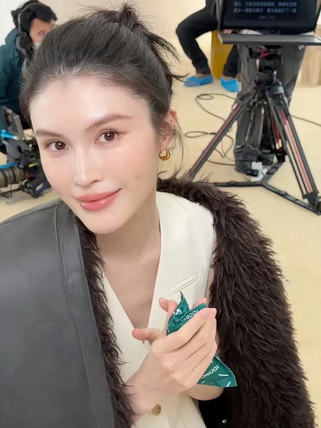 何穗皮肤和奚梦瑶不相上下，婚后超模状态一个比一个好。 ​​​