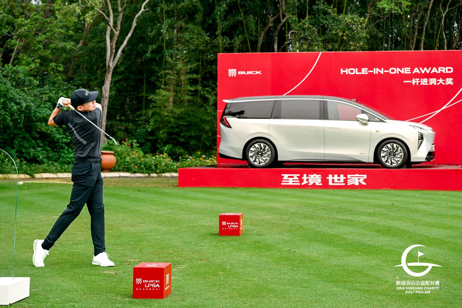 #GL8成LPGA赛事名流出行标配#

提到顶级高尔夫，人们常想到劳力士大师赛等男子赛事。但在世界女子高尔夫版图中，LPGA同样代表着最高殿堂与旗舰水准。

今年别克LPGA锦标赛移师上海佘山，总奖金提升至320万美元，创亚洲LPGA赛事新高。36位LPGA冠军齐聚，职业生涯累计拿下126场LPGA胜利——这不仅是一场群星云集的巅峰对决，也再次印证了中国女子高尔夫赛事的世界级规格。赛事持续升级的背后，是别克二十余年对中国女子高尔夫的长期投入。

顶尖竞技之外，高规格赛事也体现在每一处礼遇。作为官方指定用车，别克世纪CENTURY及GL8以宽适后排、静谧座舱和舒适座椅，满足运动员赛前蓄力、赛后休整及装备装载等多重需求，让赛场内外的从容一脉相承。

借赛事启幕之际，别克推出世纪CENTURY「LPGA限量版」：专属双拼车色「云岭天青」从破晓果岭汲取灵感，将绿茵晨雾的青与白凝于车身，致敬沉静自持、永不止步的冠军气度。新车指导价53.99万元，全国限量66席；10月31日前下定，还可享限时...