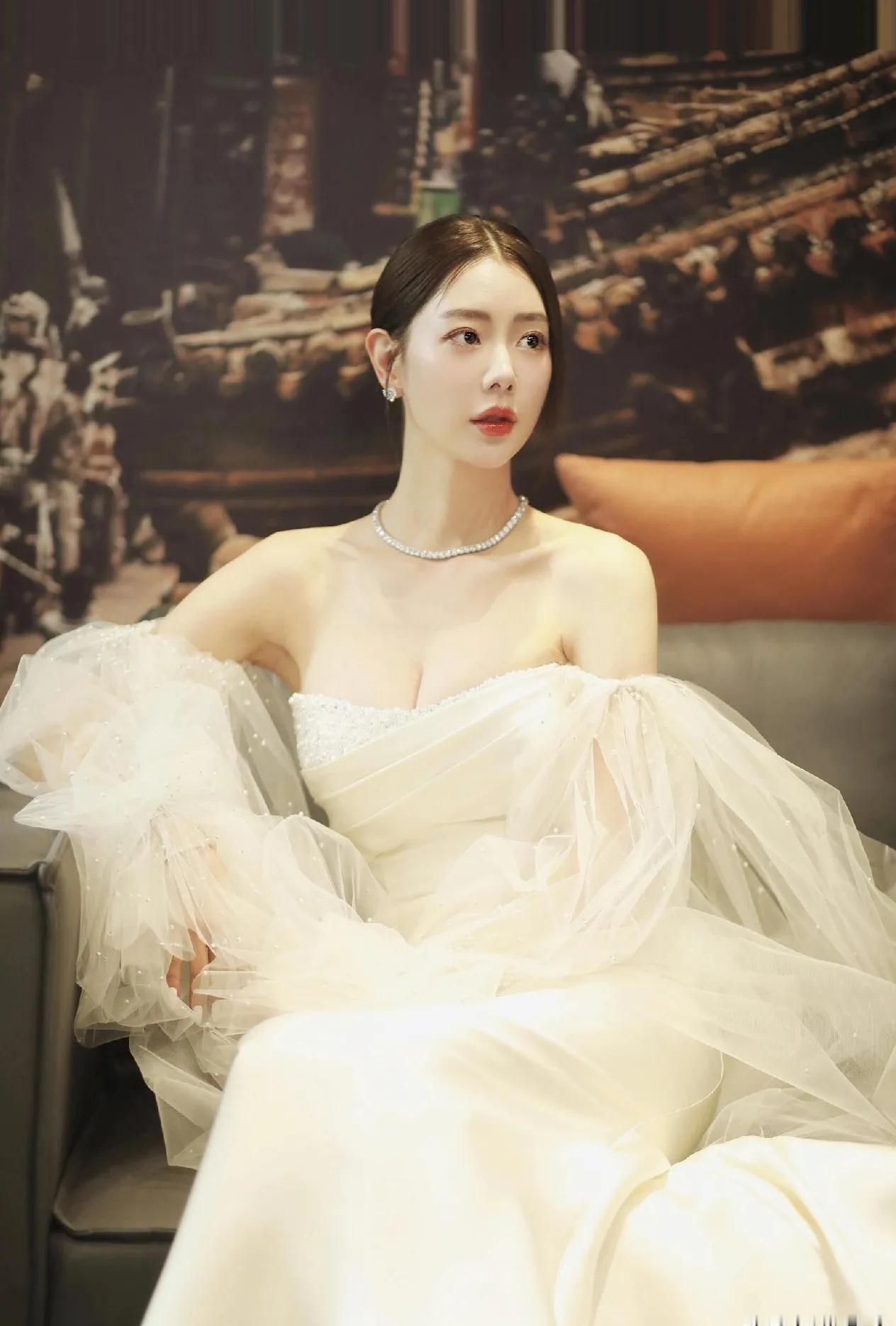 克拉拉官宣离婚，网友们都炸了！ 亚洲第一美女 身材火辣的克拉拉，居然 ...