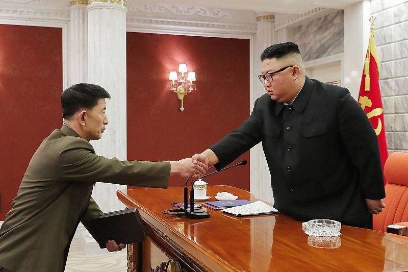 泽连斯基在联大当众爆出移送两名朝鲜俘虏给韩国的事，根本不会直接引发战争，但后续的连锁反应比很多人想的麻烦。
韩乌之前明明说好全程保密，毕竟两名被俘时其中一人还尝试过自杀，他们远在朝鲜的家人一旦被牵连，人身安全根本没法保障，韩国这边按法律把朝鲜民众视作本国国民，本来打算低调安置，连国内想靠这事拉支持率