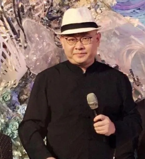 全网吵疯！真假刀郎到底怎么回事？网传顶替真相终于大白
最近，沉寂多年的真假刀郎话题再度刷屏全网，无数网友吵得不可开交。有人坚信现在的刀郎是替身，也有人直言纯属流量剧本。越吵越热的背后，到底有没有真实依据？整件事的来龙去脉一次性说透。
这场风波，源自一位四川网红博主的大胆爆料。博主公开声称：真正的刀郎