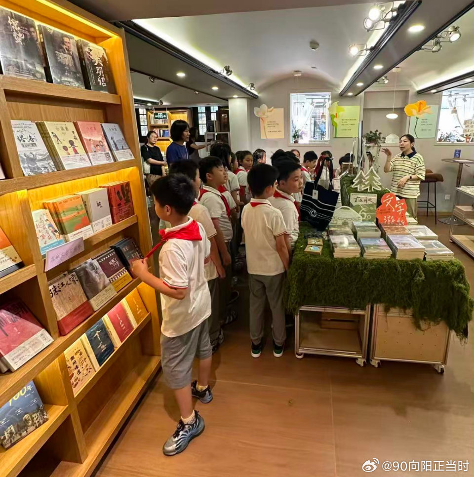 告别台风“白海豚”，整座城市重新迎来了炙热的高温。8月17日（周一）上午，即将升入三年级4班的28位队员自发身着夏季校服、佩戴着红领巾，以饱满的热情前往上海思南书局，参加暑期微博小队活动。
参观过程中，思南书局的工作人员深入浅出地介绍了思南书局的前世今生――爱国将领冯玉祥、诗人柳亚子的 ​