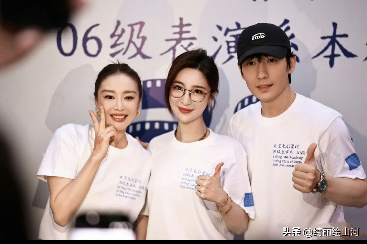 朱一龙为北京电影学院06级表演系本科班入学20周年聚会全程亲力亲为，不仅承包场地与餐饮，还为每位同学送上亲手设计的专属伴手礼礼盒，心意与诚意拉满！