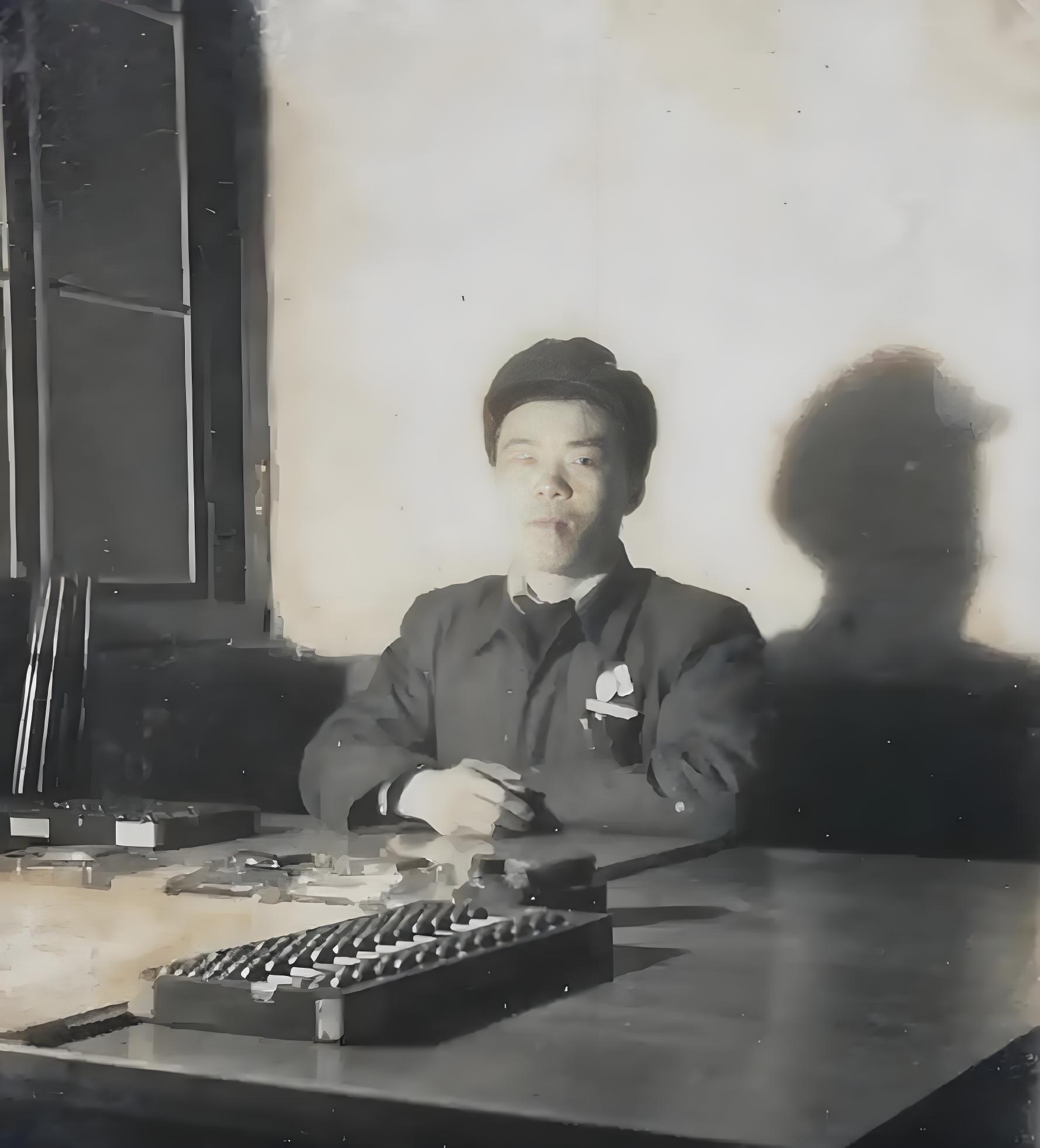 1957年2月6日，南京市公安局27岁文化干事吴崇民被紧急传唤，副局长陈乐村交给他一项任务：追查一名化名为“刘时侠”的军统叛徒。
 
接到任务的时候，吴崇民手里只有薄薄几页泛黄的敌档，连对方的真实姓名、具体相貌都没有准确记录。档案里只写着，一九四八年深冬，这个代号刘时侠的人出卖了中共华中第三工委的完
