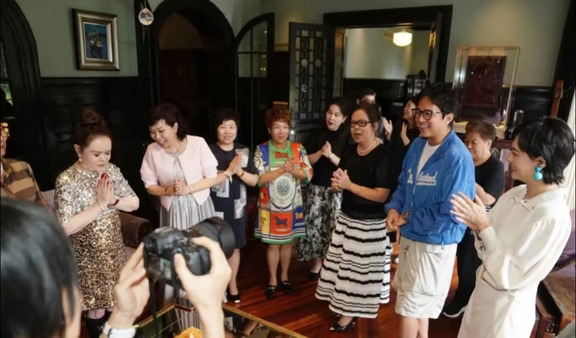孙俪妈妈举办生日宴，女儿女婿到场庆贺，俪妈打扮时髦，穿着亮眼，扎着丸子头，非常显年轻，女儿女婿都有本事，关键是还这么孝顺，难怪脸上的笑意藏不住啊！
	
孙俪妈妈是上海本地人，名叫邓丽芳，跟女婿邓超是一个姓氏，很有缘分了，俪妈的五官非常大气，一看就是有福的面相，虽然孙俪长得并不像她，但身材气质很大程度还是遗传了妈妈。
在孙俪12岁时，父母就分开了，由妈妈独自抚养她长大，虽然儿时条件艰苦，是俪妈打几份工让孙俪学舞蹈走艺术路 ，才有了现在的成就。
	
孙俪对妈妈感情很深，如今的俪妈生活富足，注重穿搭保养，心态年轻，偶尔帮忙照料等等和小花，也算是苦尽甘来了。