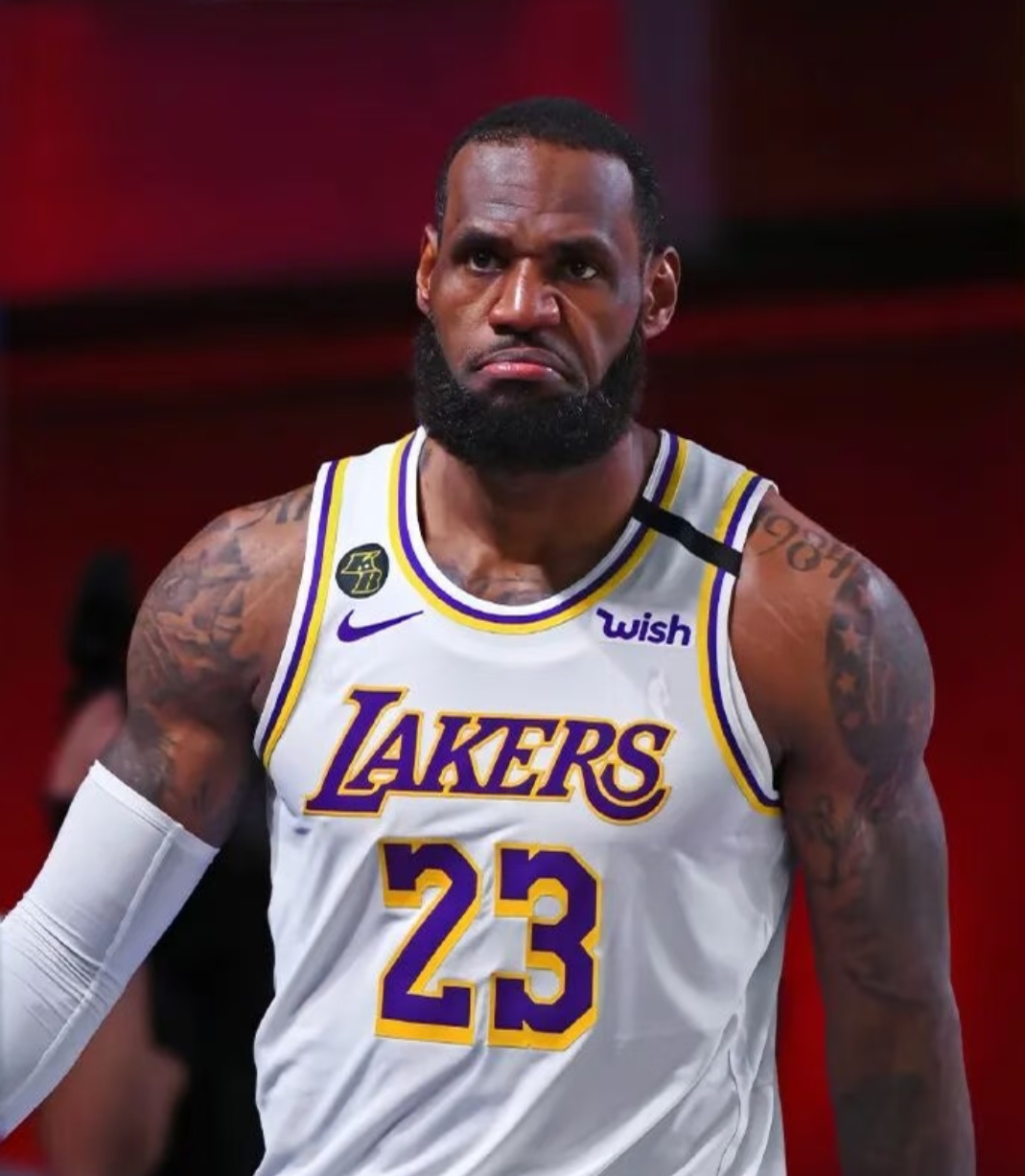 - 詹姆斯真的太有钱了！

净资产：14 亿美元（约 101 亿人民币） 
​
- NBA 生涯税前总工资：5.84 亿美元
​
- 扣税、佣金后实际到手工资：约 2.75 亿美元
​
- 耐克终身合同：总额 10 亿 + 美元，每年稳定收入 3200 万美元，退役继续支付
​
- SpringHi