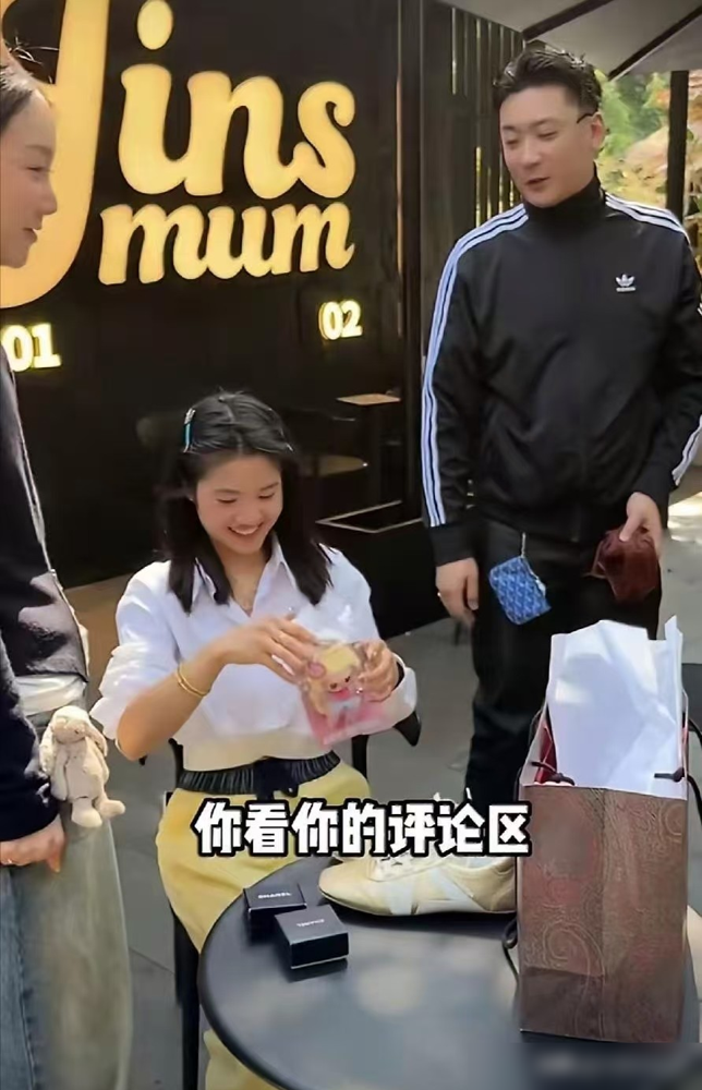亲妈一套大金镯子，李勒优就落着个抓娃娃机里掏出来的破玩偶。
崔晋两口子日本回来，行李箱一开，镜头怼上去，晋妈那边金银首饰摆一桌，李勒优就站在旁边笑，手里攥着个毛绒兔子。网友直接炸了。
再一扒，李勒优天天在面馆后厨颠勺，油烟里一站十个小时，账号收益走的还是崔晋公司。
当年变形计里哭着喊哥的小姑娘
