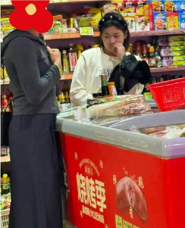 偶遇全红婵逛超市，她手托腮，似乎不知道选择买什么了…看她的侧脸好像和从...