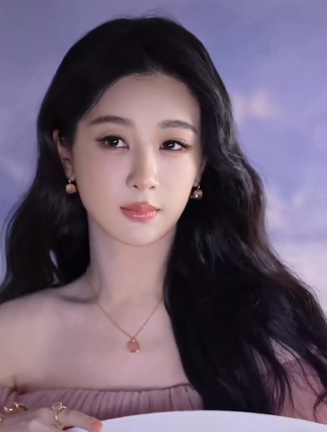 杨紫很美很可爱，紫粉色的裙子才真的体现出来她的美可爱俏皮的样子，着也是她最美的样子，越来越美，现在的她自信从容。娱乐