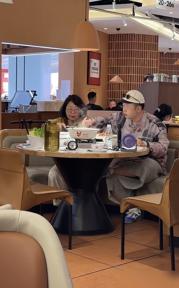 杜海涛拉着沈梦辰上前问路人拍照不，姑娘手摆得跟拨浪鼓似的，我不拍，谢谢。场面当场冻住。沈梦辰愣了一秒，反手拽着老公就追，边追边喊但我想跟你拍呀。路人一听撒腿就跑。两口子杵在原地，哭笑不得。前门大街那天人不少，全拍下来了。评论区笑炸，说第一次见明星反向追粉被拒的。杜海涛瘦是真瘦了，姿态也是真松了。以前