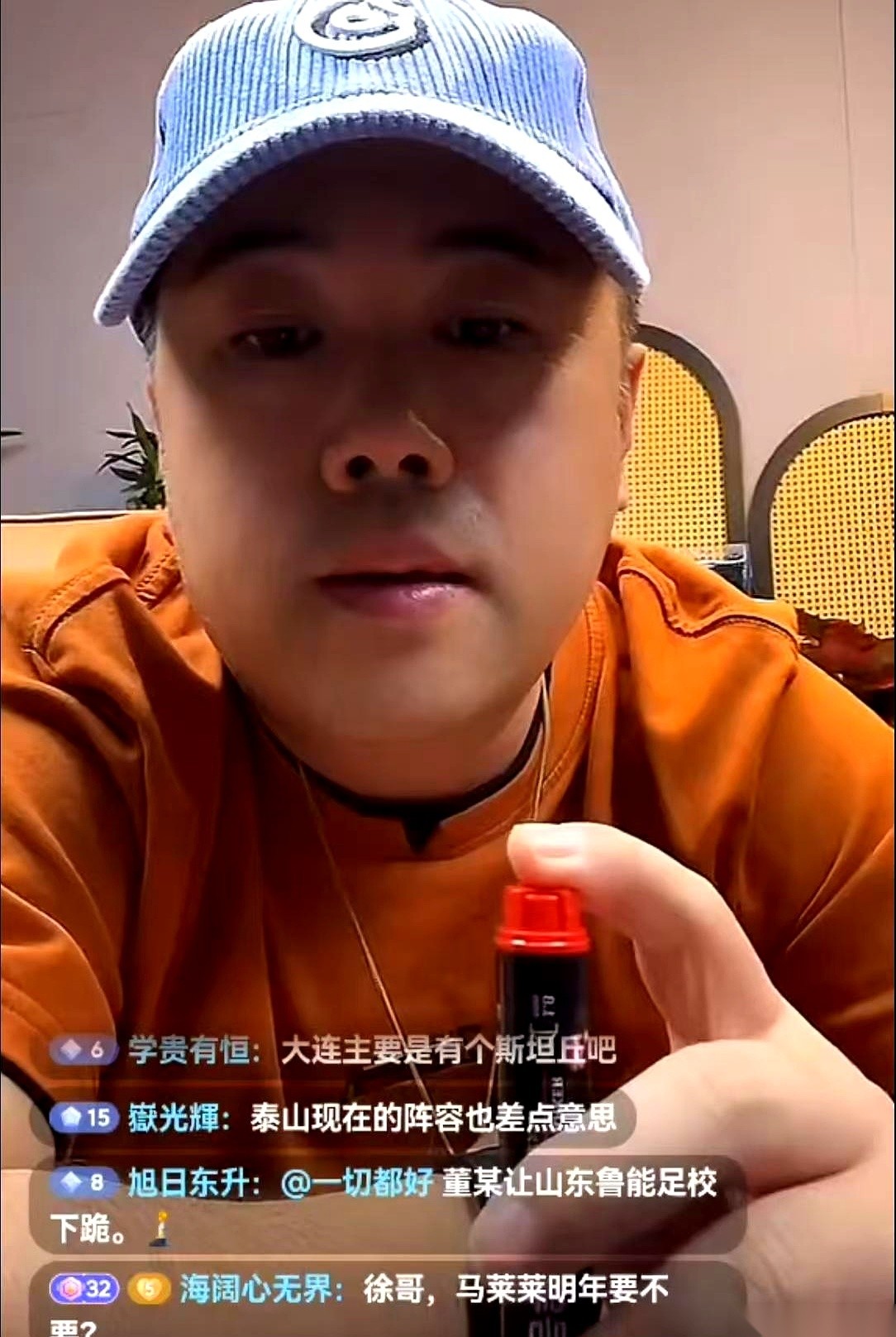 中超休赛期的风还没吹起来，媒体人徐江就先往桌上砸了一块响木：山东泰山和上海申花这两大中超豪门，应该立刻出手去挖大连英博的主帅李国旭。这话一出，球迷圈的目光瞬间全被拽了过去。
徐江的账算得很生猛。大连英博手里牌面有限，几杆本土枪加上普通外援，李国旭硬是把这盘青菜豆腐炒出了肉味。要是把山东泰山那套满级的