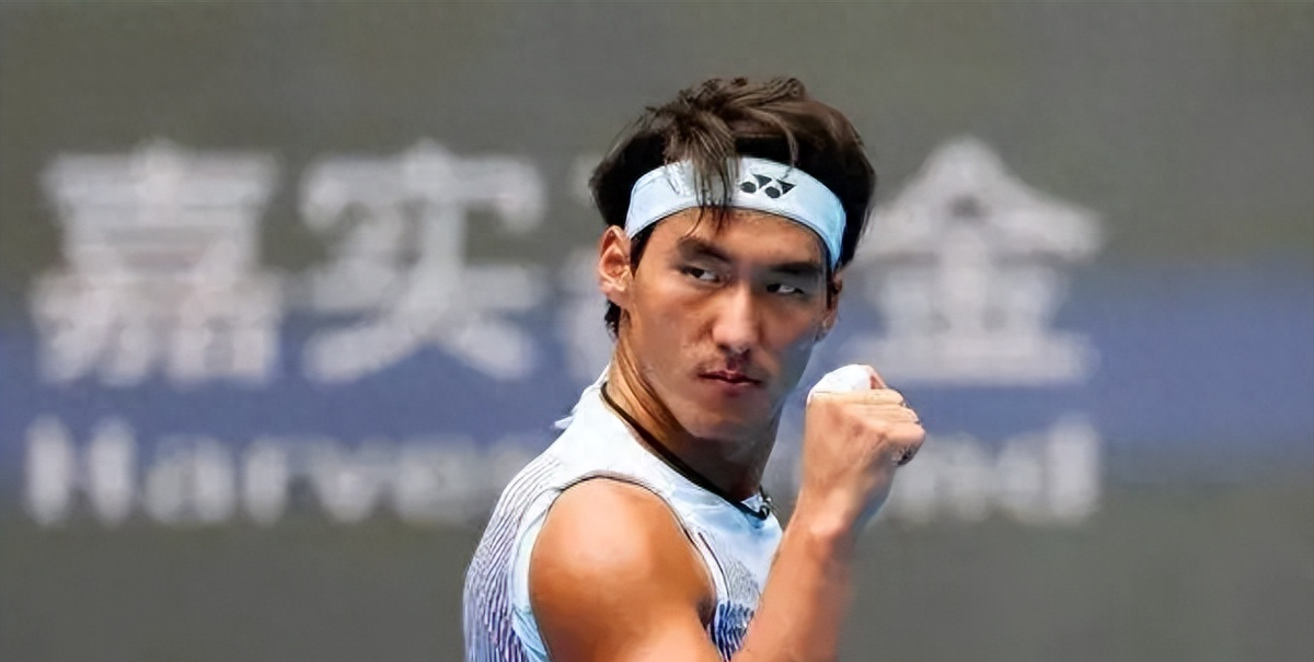 爆大冷！124位中国选手横扫世界第13
 
北京时间9月3日凌晨，2026美网男单首轮上演了让人直呼不敢相信的一幕。咱们中国选手布云朝克特，直落三盘6‑2、6‑1、6‑1，干脆利落击败世界排名第13的西班牙新星霍达尔，整场比赛只给对手拿到4局，耗时1小时48分钟拿下胜利。
 
很多人不知道，布云朝克