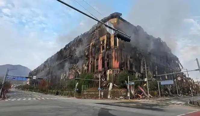 凌晨突发的 “世纪大火”，烧穿亚洲最大物