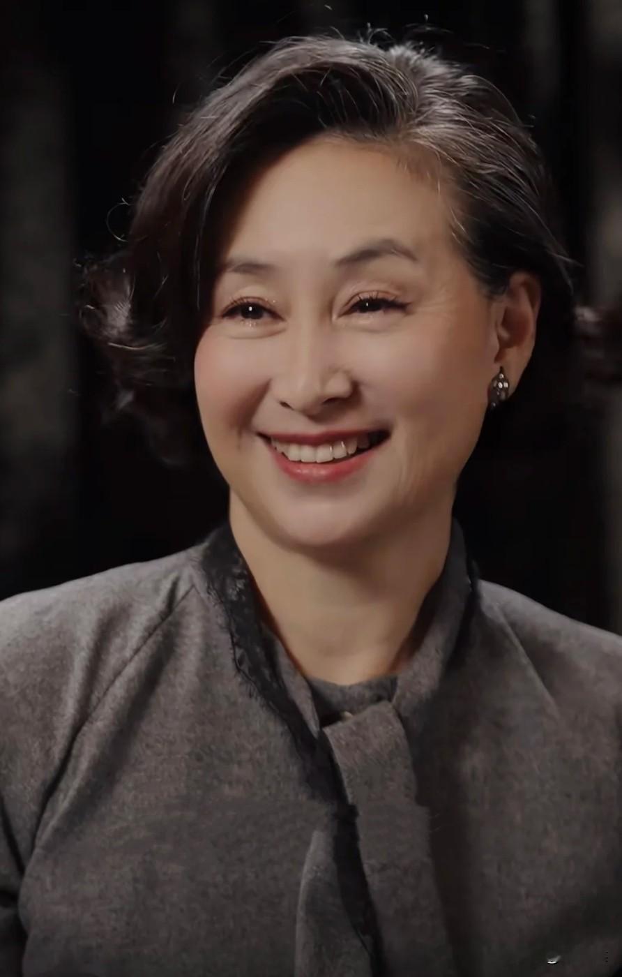 何超琼那位伺候了她48年的保姆晶姐，今年72岁了，2月底那天，她揣着辞职信走进了何超琼的中环办公室。

这事儿传出来，有人羡慕晶姐命好，但我却觉得，这世上哪有无缘无故的厚待。

你想想，48年啊，从何超琼6岁到如今，多少豪门恩怨、风云变幻，多少人走茶凉，唯独晶姐一直守在后面。

何超琼没留她，也没说