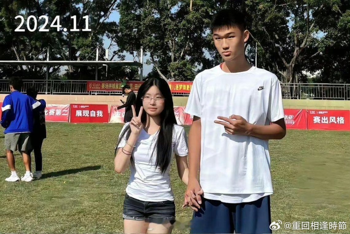 从高中到大学，女朋友渐渐成为了自己攀不上的样子，美成女明星。 ​​​