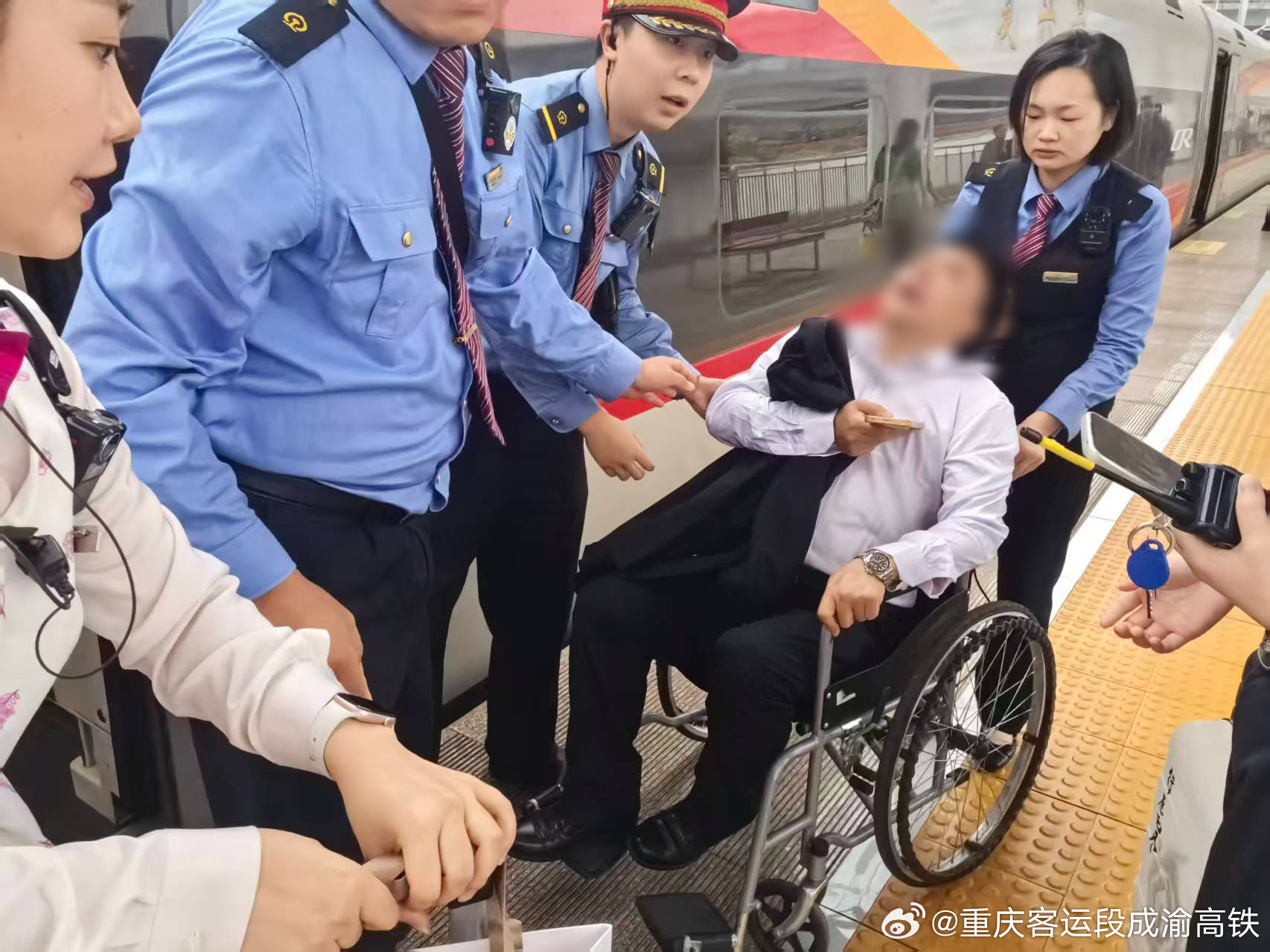 #渝心之旅# 10月12日，由重庆北开往北京西的G330次复兴号列车上，一名旅客在旅途中突发急病，情况危急。列车乘务班组、乘警第一时间开展现场救护，并与车站联动，多方力量展开接力救援。据了解，经过列车途中紧急处置以及医院后续治疗，李先生身体状况已经好转，目前已恢复健康。（图文：尹丽娟 陈英桀 ​