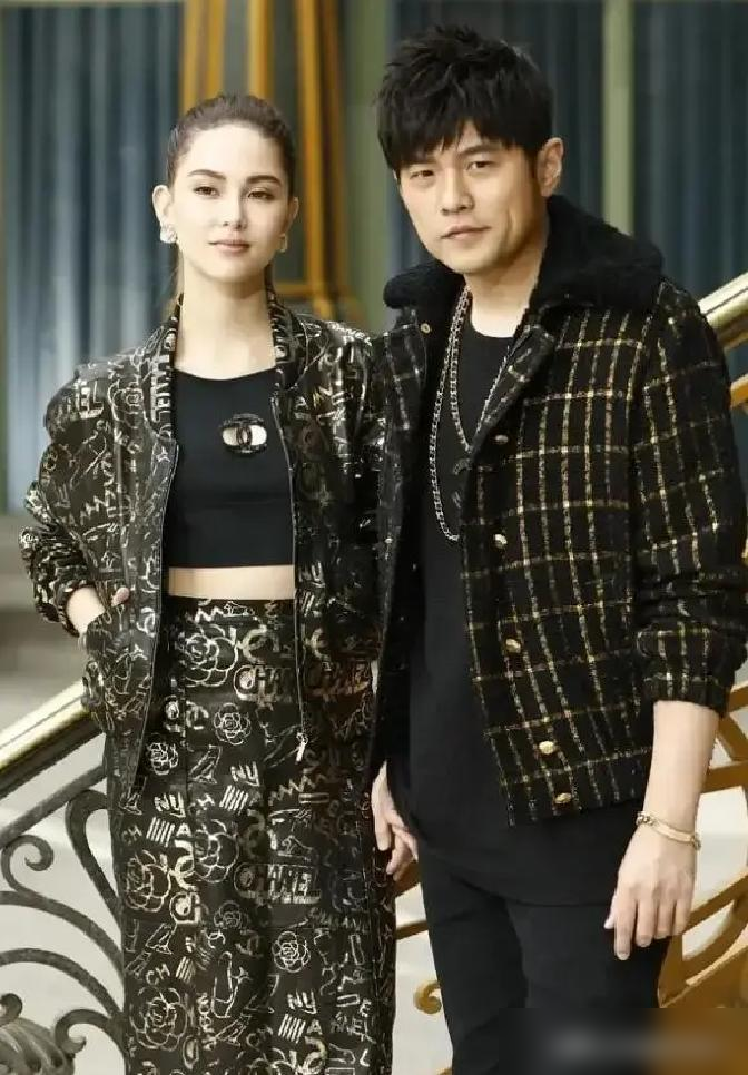三个小孩挺好，也该对自己身体好一点。昆凌这话撂出来，等于把周杰伦生五个组乐队的玩笑给焊死了。
剖腹产，三次。大女儿、二儿子、小女儿，全是拉一刀。生完老三她就说过，体力跟不上，体态恢复慢，时间被仨娃撕得粉碎。这回在墨尔本被拍个宽松衣服，立马传四胎，她直接反问记者：你觉得呢？
早年间外界还传豪门生育