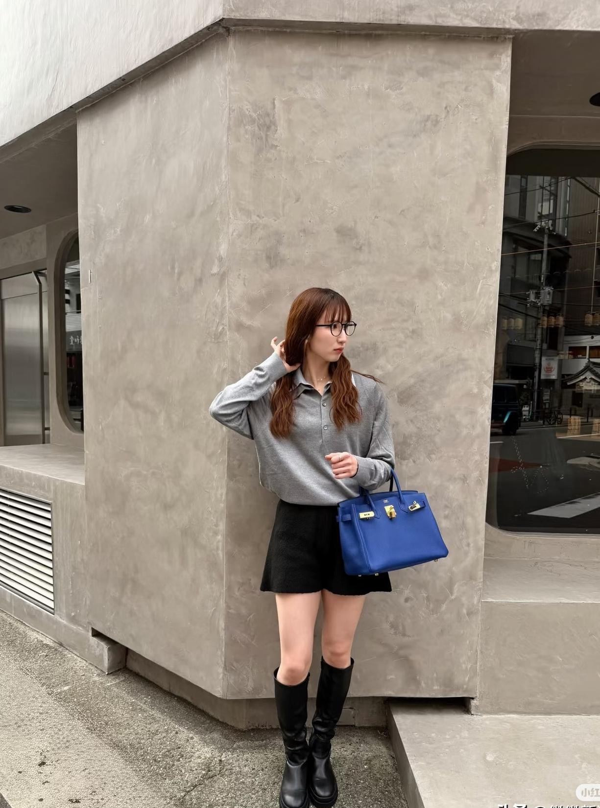 早田希娜前脚刚在中国大满贯赛打完，一转头回日本就彻底变了副模样
 

赛场上拼得凶，私底下却能立马换上全套私服，戴副眼镜在街头拍大片，整个人的气质瞬间就温柔下来了
 

她体能教练开着车，载着她和同行的赤江夏星跑去奈良溜达
 

视频里她被路边的鹿追得直嚷嚷，跟姐妹们走走停停到处吃东西，连当天穿的外