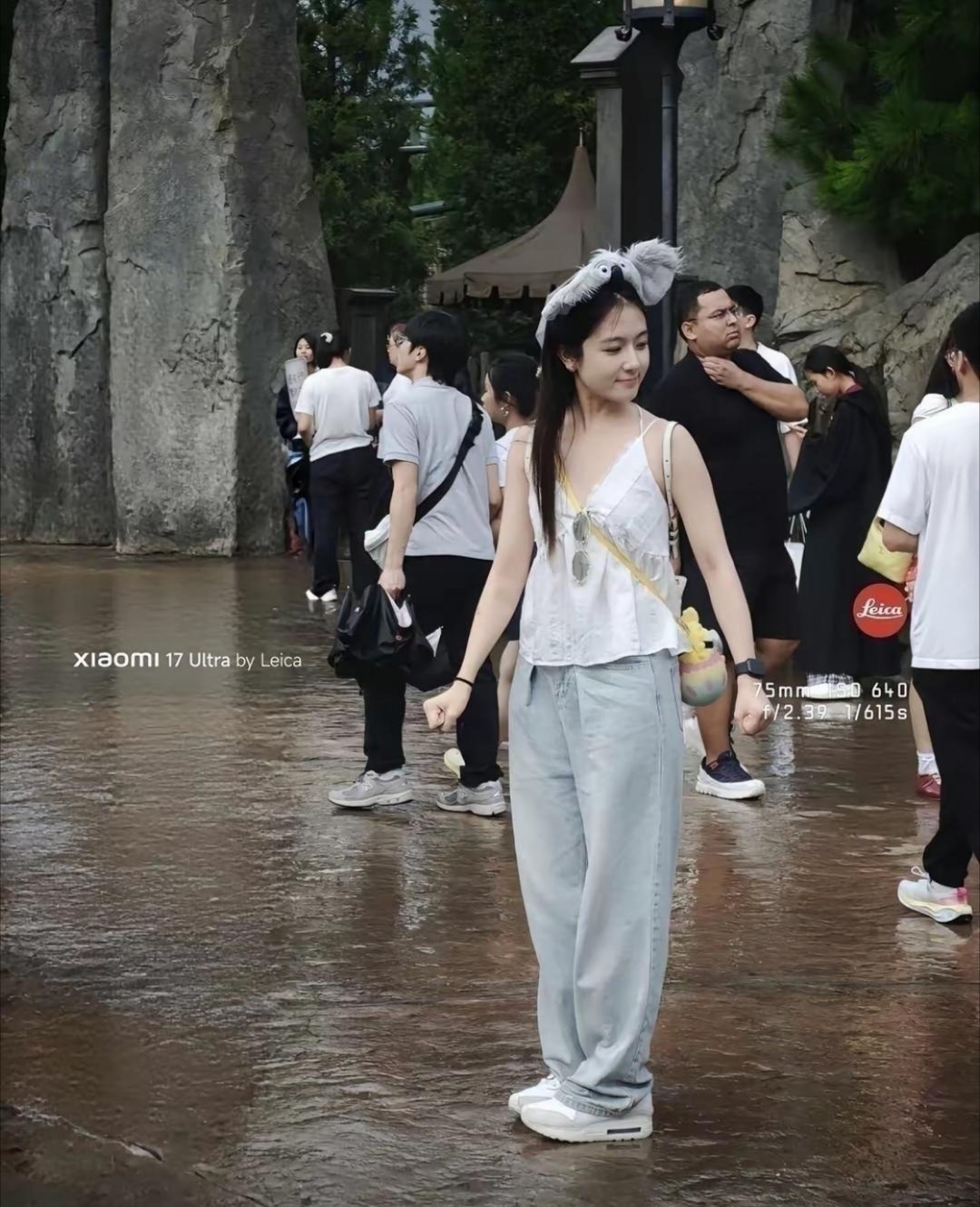 网友帮朋友拍照，突然发现旁边的女生超级漂亮。后知后觉，才知道是明星李兰迪，真美啊 ​