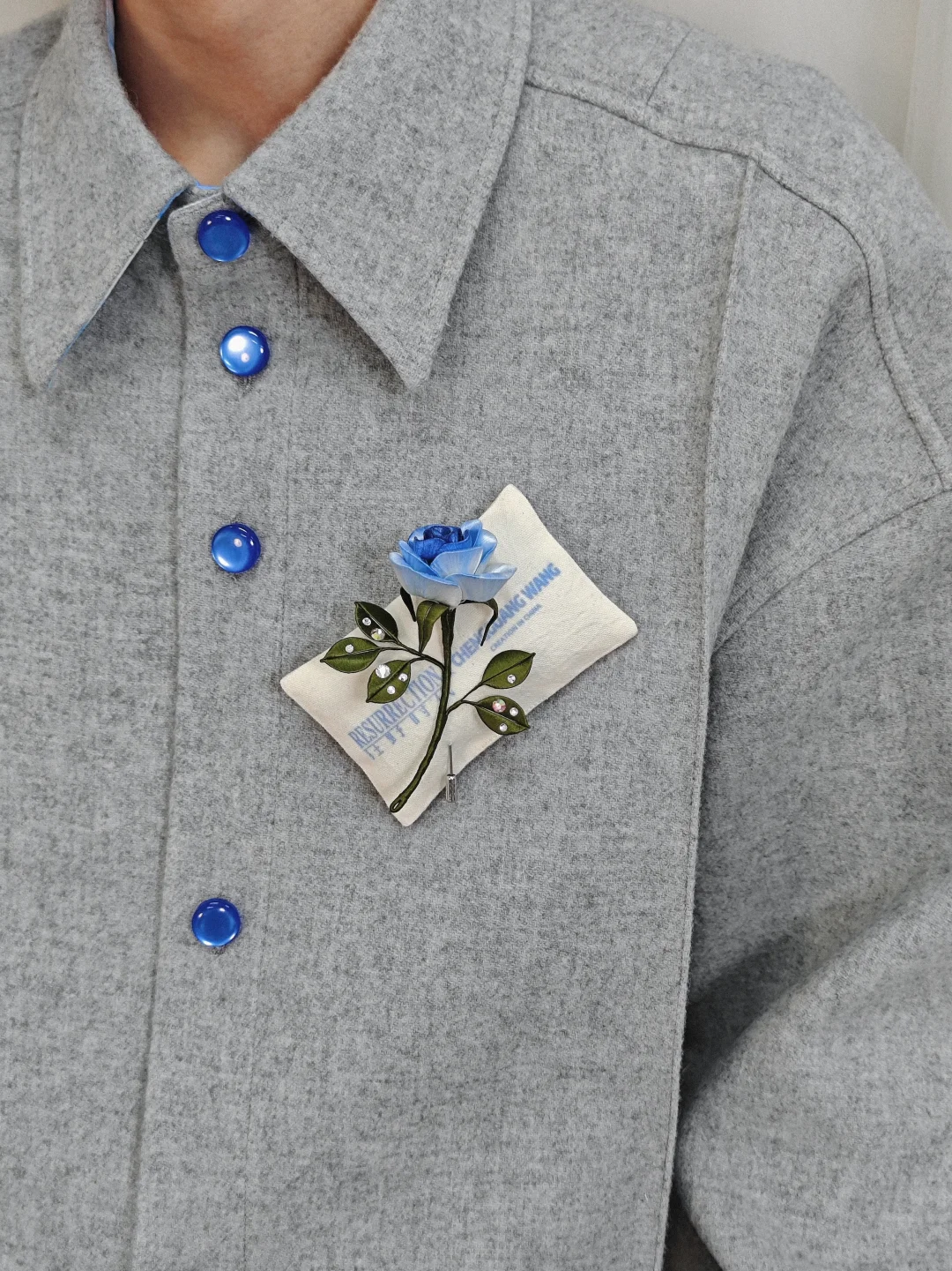 剛做了枝胸針💙