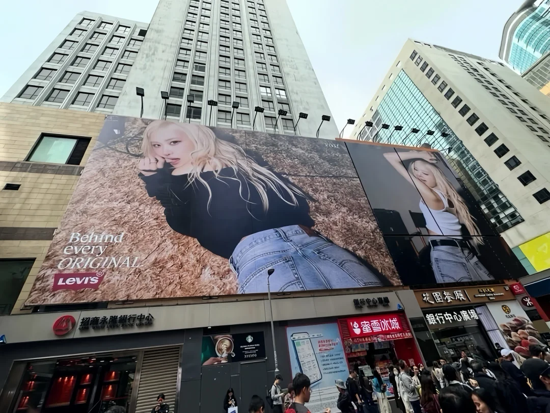 🇭🇰ROSÉ的Levi's广告牌来香港啦！