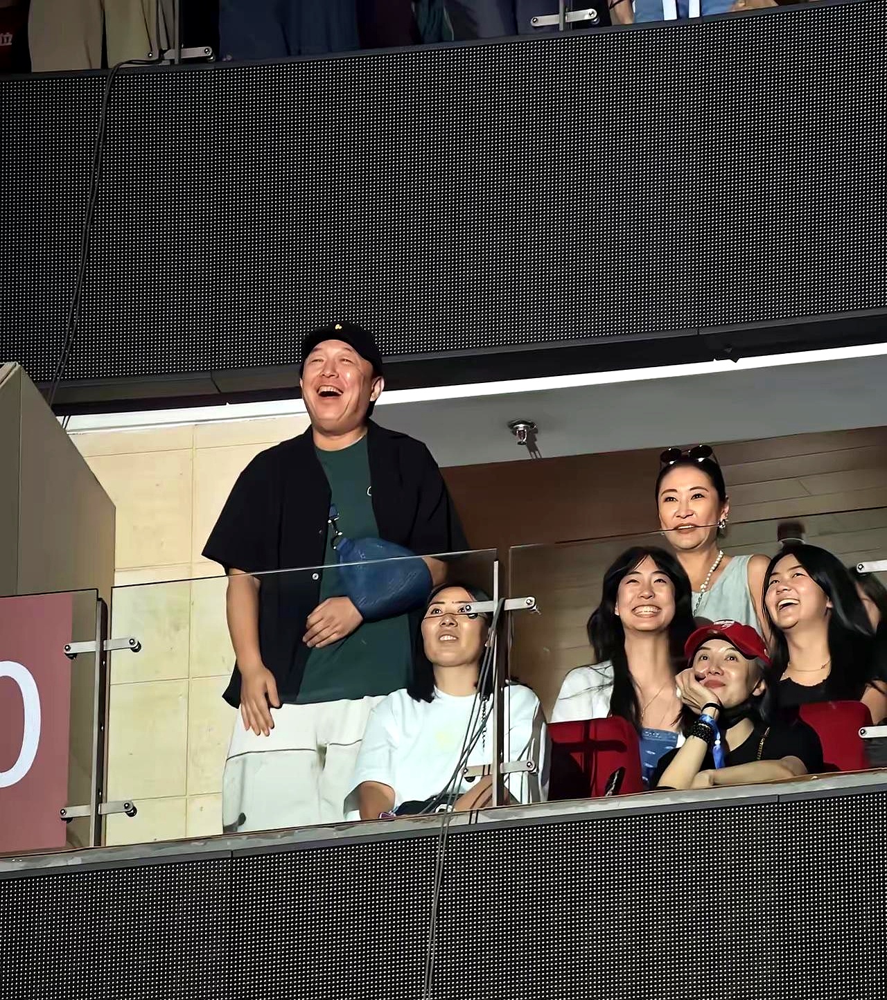 王菲亲自到场给那英捧场，这个排面在娱乐圈真不多见了
 

北京演唱会，台下坐着的阵容比台上还热闹，宋丹丹来了，黄渤来了，管虎带着梁静也来了，李沁、龚俊、张晚意这些年轻一拨儿的也到了
 

杨坤就不用说了，跟那英多少年的交情，铁哥们儿一个
 

但最扎眼的还是王菲，这俩人的闺蜜关系处了快三十年，外头多