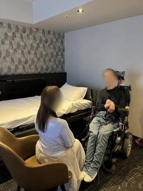 日本这个新闻属实有点“点进去之前以为是段子，点进去以后发现人家还真认真做了”。

一位30多岁的介护福祉士，平时做残障人士上门护理。她有次问一位重度身体障碍者：那你们这种情况下，性需求怎么办？

对方回答得特别简单：

「ただただ我慢だよ。」
——就只能忍着啊。

她听完觉得冲击挺大，后来 ​
