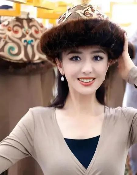 2026年9月，佟丽娅坐在鲁豫的节目里，对着镜头说了一句话：思诚没有家暴。离婚五年，她还在替前夫澄清这件事。
这句话出来的时候，很多人第一反应是不理解。一个被外界认定在婚姻里受尽委屈的女人，离婚后不踩前夫一脚已经算厚道，怎么还反过来替他辟谣。但把时间线拉开看，这件事没那么复杂。
当年那场风波，她被贴