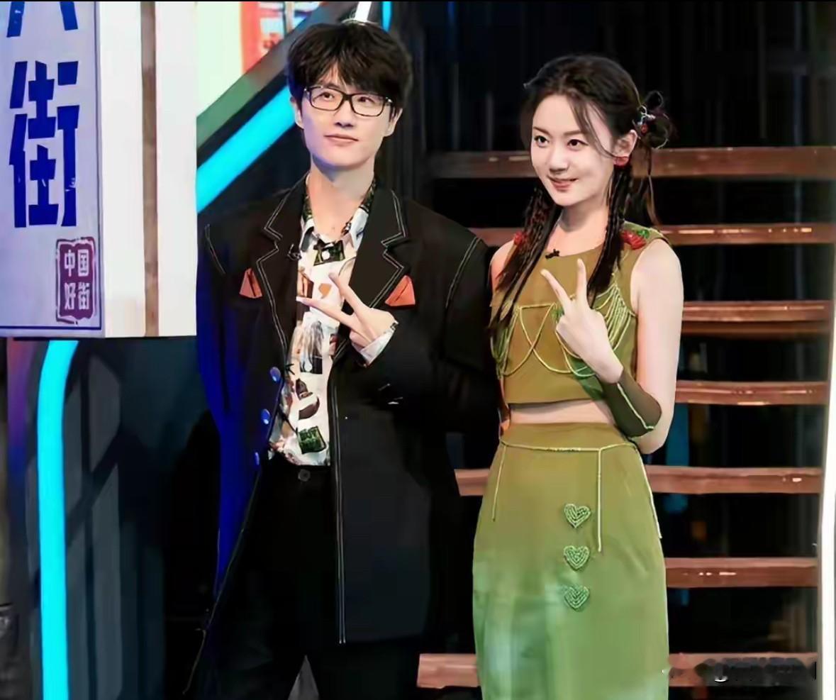许嵩曾经的女友就是冯禧，如今两人已经官宣结婚。冯禧是中传毕业的主持人，早年就是许嵩的忠实歌迷，小学就听他的歌。2022年录制《你好星期六》两人相遇，之后被拍到牵手逛街，恋情曝光。低调相恋四年，从粉丝一步步走到伴侣，这一段故事真的太浪漫了。