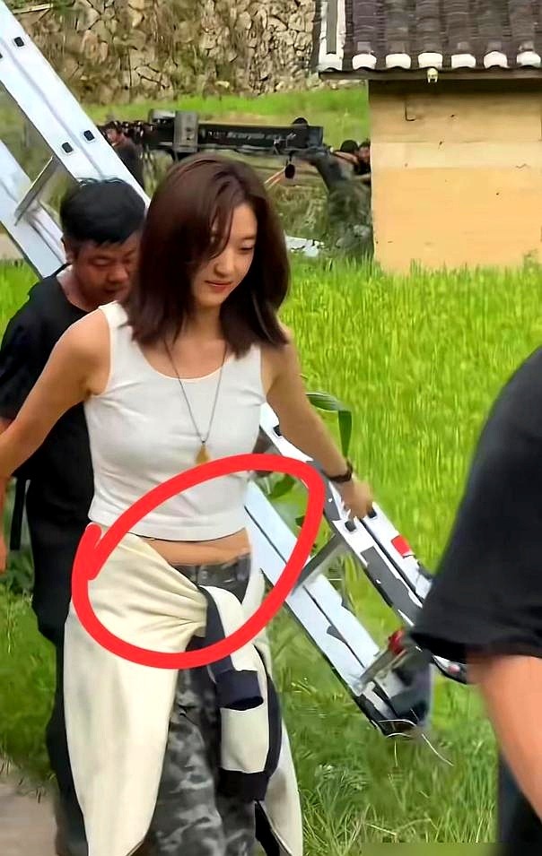一米七二只有九十多斤，腰细到二十二寸，居然还被人拿放大镜挑刺？

孙千的一组生图被人专门截下来审判，就因为肚子上有一点正常的皮肤褶皱。

她没戏拍就死磕健身房，片场休息还在练核心，走路都刻意用臀腿发力。进组前天天干嚼燕麦鸡胸肉，晚上一口水煮菜打发，从小练芭蕾早就把零食戒了。

连常年带马甲线的人弯腰