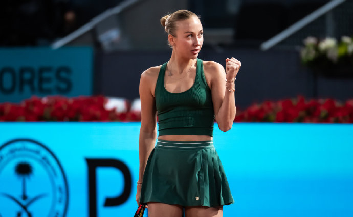 WTA1000马德里站第四轮，波塔波娃以7-6(8) 6-4击败世界第...