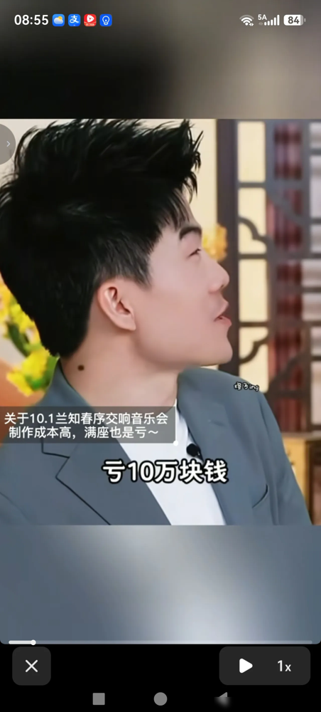 董宇辉把交响乐会办成了演唱会，现场近2700万人在线看，结果一场下来还亏了10万。
这事听着就离谱，郎朗、方锦龙、龚琳娜这种级别的艺术家都来了，场地是西安大剧院，合作的是西安交响乐团，从《射雕英雄传》到《葫芦娃》，愣是把高雅艺术玩出了全民狂欢的感觉。
你看，现场观众嗨到不行，乐团成员甚至跟着节奏