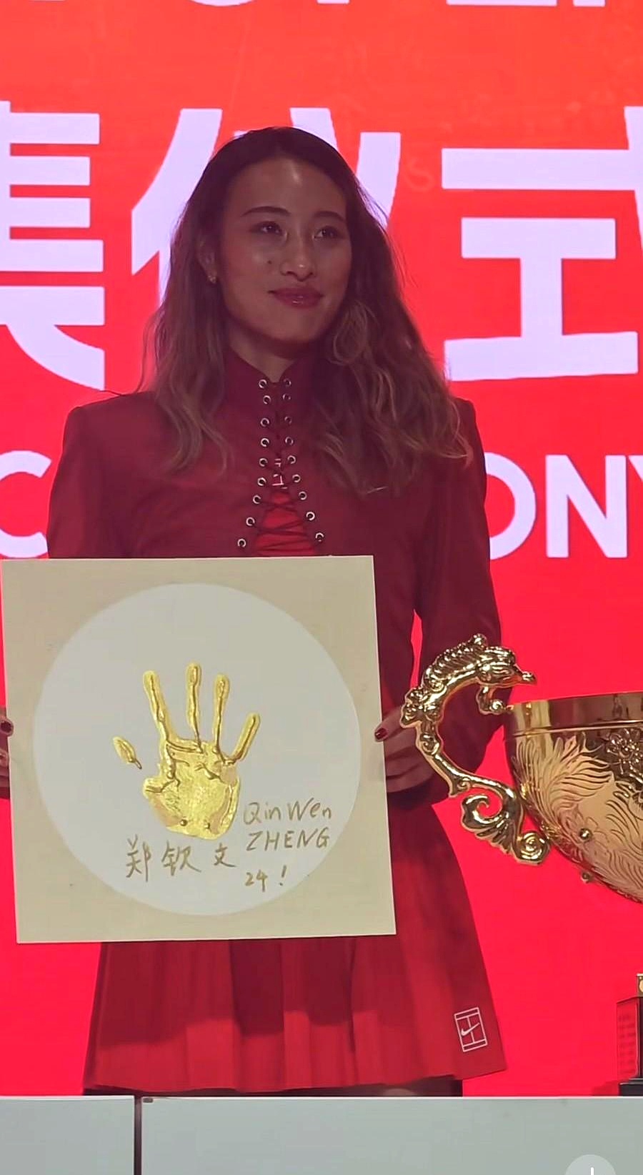 10月11日，郑钦文夺得2026北京中网女单冠军后，直接顶着一头喜庆红袍、涂着红指甲、戴着红手串走上发布会，仪式感直接拉满。
 

谁能想到，在这之前她低调得甚至不敢碰红色，连奖杯到手时指甲依然干干净净。
 

比赛没结束前，谁敢提前把庆祝的剧本摆在明面上？
 

拿不到冠军就得收敛情绪，赢了球才能