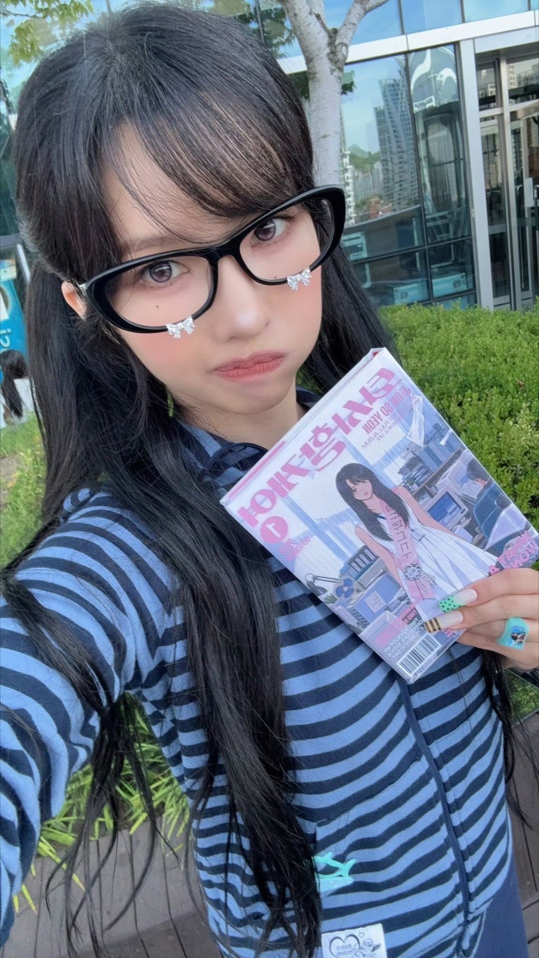 #田小娟[超话]##田小娟 正规一辑绝妙人生# 
260919 官方X更新
[📸] 260919 @ Show! 音乐中心 ​​​

哇塞🤩，又是新自拍哦，眼镜小娟好米捏！ ​