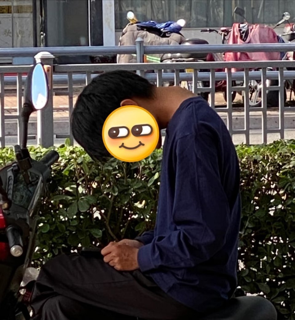 好吓人，脖子反弓成这样了，所有人马上自我纠正，抬起头看手机！ ​