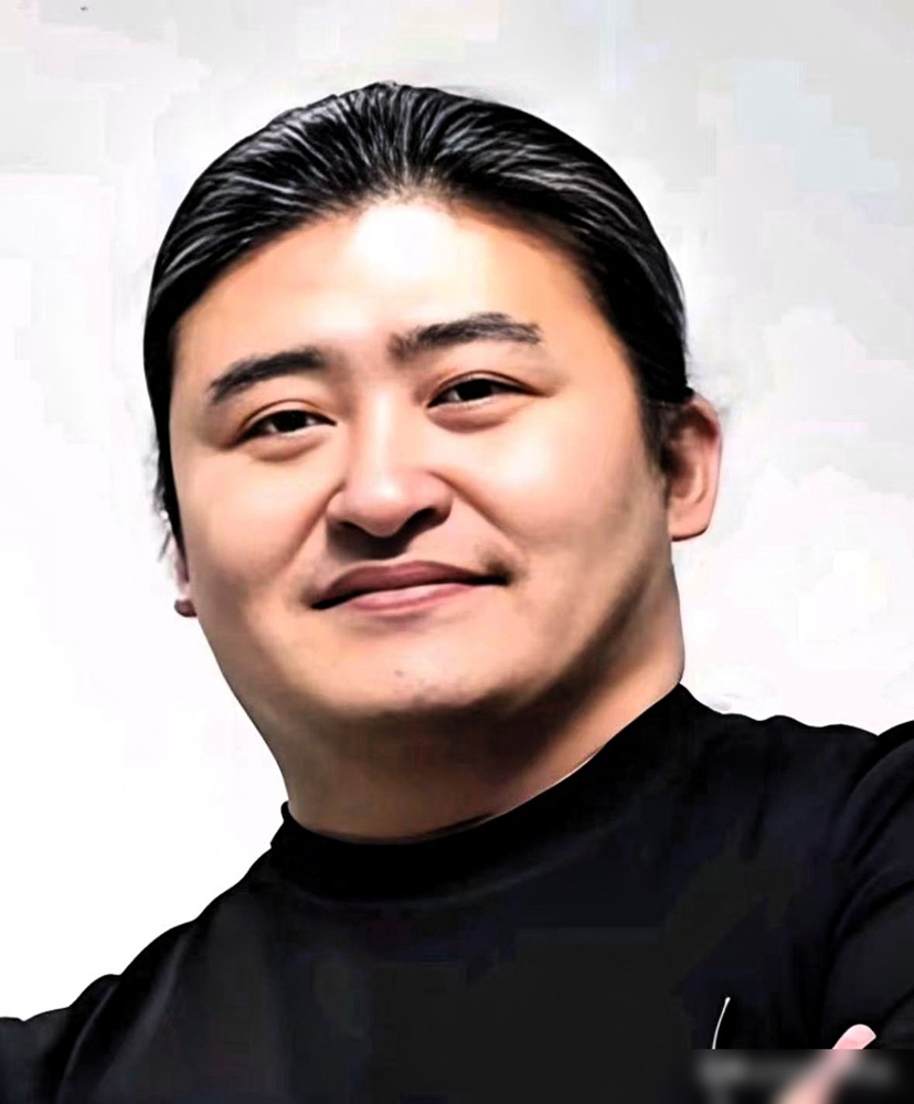 63岁刘欢病逝，真凶根本不是喝酒。
9月25日人在上海没了，全网都在瞎传，说他是长期酗酒喝没的。
纯属胡扯，他老婆早就辟过谣，刘欢30岁后就不端酒杯了，应酬基本全推。
真正要命的，是2004年受的一场外伤，最后硬生生拖成了不死癌症股骨头坏死。
这病太折磨人，他亲口认过，连走100米都成了奢望