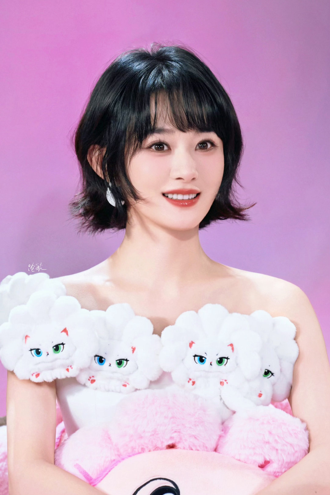 #赵丽颖今天没戴发夹#
小萌丽就一个小直播也值得让新浪又唱又跳上这么多热搜，没人比新浪更希望丽儿成为一个更全面的人 ​