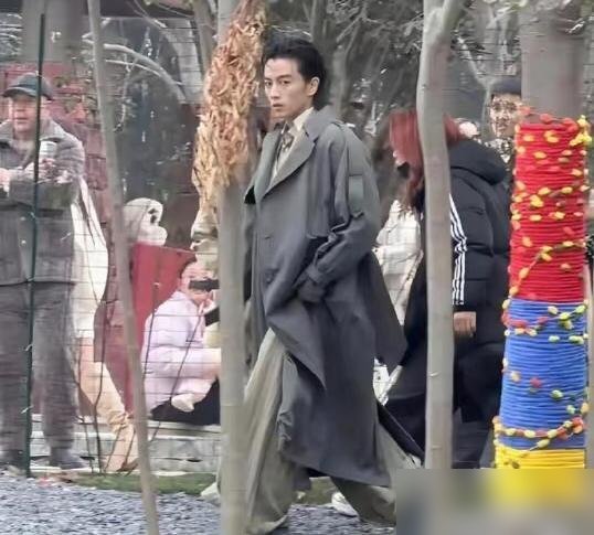 陈晓这眼神，跟换了个人似的。离婚后第一次露脸，釜山电影节那张海报，胡子拉碴，眼窝陷进去，盯着镜头像要把人看穿。以前是阳光少年，现在是满眼狠劲，一点笑模样都没有。
新片《有一场雪》入围了釜山竞赛单元，他演个建筑师，剧照里那股子冷，不是演出来的，是从骨头缝里渗出来的。评论区全在问，这还是那个陈晓吗。