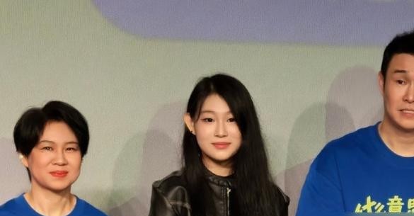 很多人总以为娱乐圈男星有钱有名后，第一件事就是拼二胎要个儿子，小沈阳倒好，反着来。
当年沈春阳生闺女沈佳润，在产房里受了大罪，他在门外急得站都站不稳。
等媳妇好不容易被推出来，小沈阳直接把脸贴上去，咬牙放话：咱以后不生了，坚决不遭这茬罪。
那时候他还没上春晚，兜里没几个子儿，日子过得紧巴巴的。