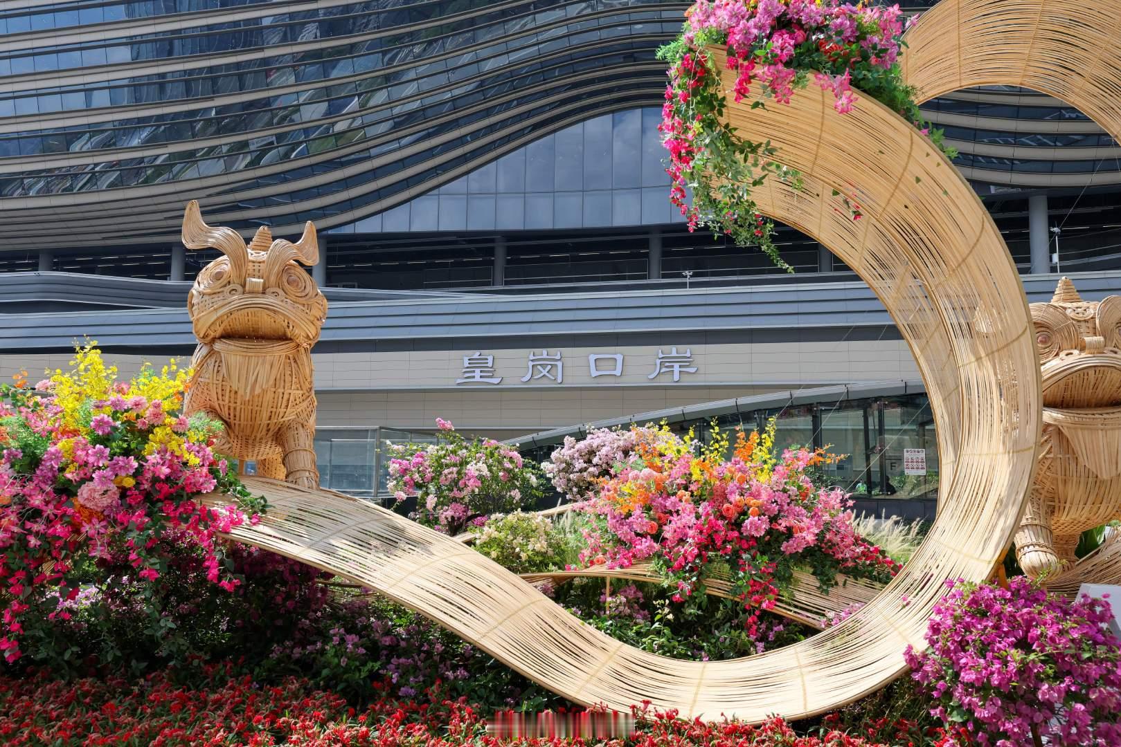 #皇岗口岸将于12日正式开通运行#香港特区政府保安局和深圳市人民政府口岸办公室10月9日发出联合公告，宣布皇岗口岸定于12日上午6时30分正式开通运行。正式运行后，旅客可以使用皇岗口岸往返港深两地。（新华社） ​