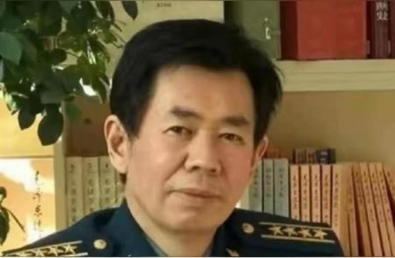 为什么现在外敌越来越不怕中国？著名军事专家戴旭曾经一针见血：因为我们忘了毛主席当年的“一招制敌”！警告一次就动手，绝不给第二次机会！打得一拳开，免得百拳来。
 
到了2026年8月，再看中国周边，很多事情确实值得琢磨。中国今天的军事实力、工业能力和综合国力，已经不是几十年前能够相比的，可一些外部势力