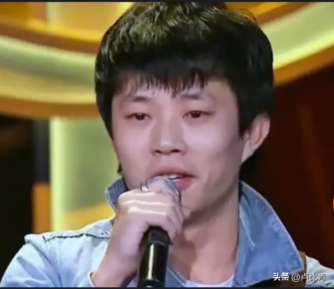 赵雷，1986年生于北京，回族青年歌手，词曲创作者，民间才子，早期在北京街道和酒吧卖唱谋生，后期仅凭一曲《成都》成名天下，代表作品还有怀念母亲的《我记得》也是非常好听。[大笑][大笑][大笑]