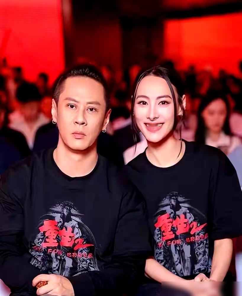 梁洛施要是真领证，那笔钱可能就得重新算了。不是李泽楷小气，是李家这盘账从来都算得明明白白，钱是给李家血脉的，不是给外人的。
三个儿子跟妈过，日常开销、国际学校、保镖佣人，全是李泽楷在兜底。说白了，梁洛施现在住的豪宅开的车，都姓李。
可她早年采访就说过，压根没什么分手费赡养费，对方只负责养孩子。这