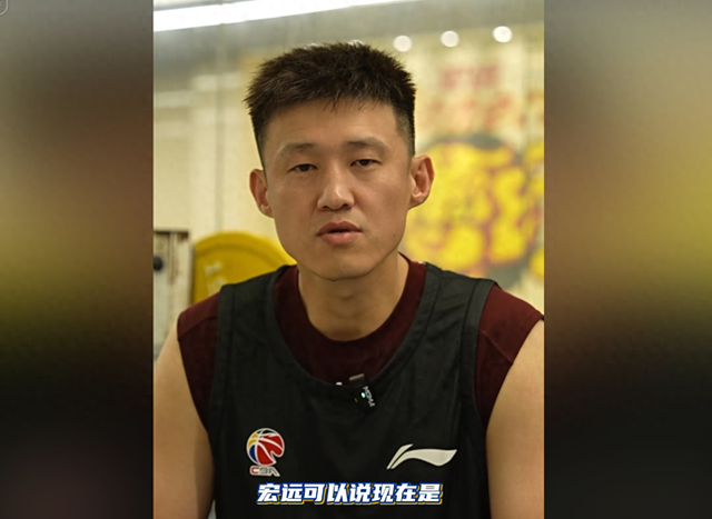 萨林杰退役了。不是打不动了，是拿着广东队130万美元的合同，给自己办了退役。他晒出两张照片，一张大学，一张广东。第一站和最后一站，全齐了。
广东队这笔账，不好看。
130万美元，常规赛场均12.2分，8.1个篮板。季后赛更直接，掉到10.5分，5.8个篮板。对上上海、北京那些内线硬的队，他先软了。