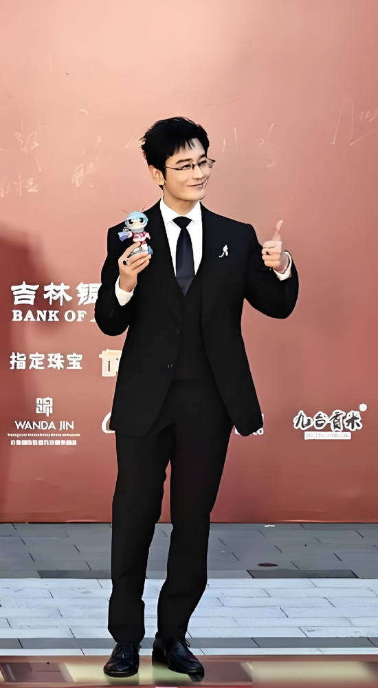 黄晓明在长春电影节上，把话筒往此沙手里一塞：来，练一段。
全场都愣了。此沙也没含糊，当场亮了个散打架子，动作干净利落。
打完，黄晓明转身冲着台下导演席，手一指：这孩子能打，也能演，各位导演多看看。
就这一下，台下全鼓掌。
此沙是谁？《封神》里的杨戬，刚冒头两年的新人。黄晓明跟他非亲非故，就台